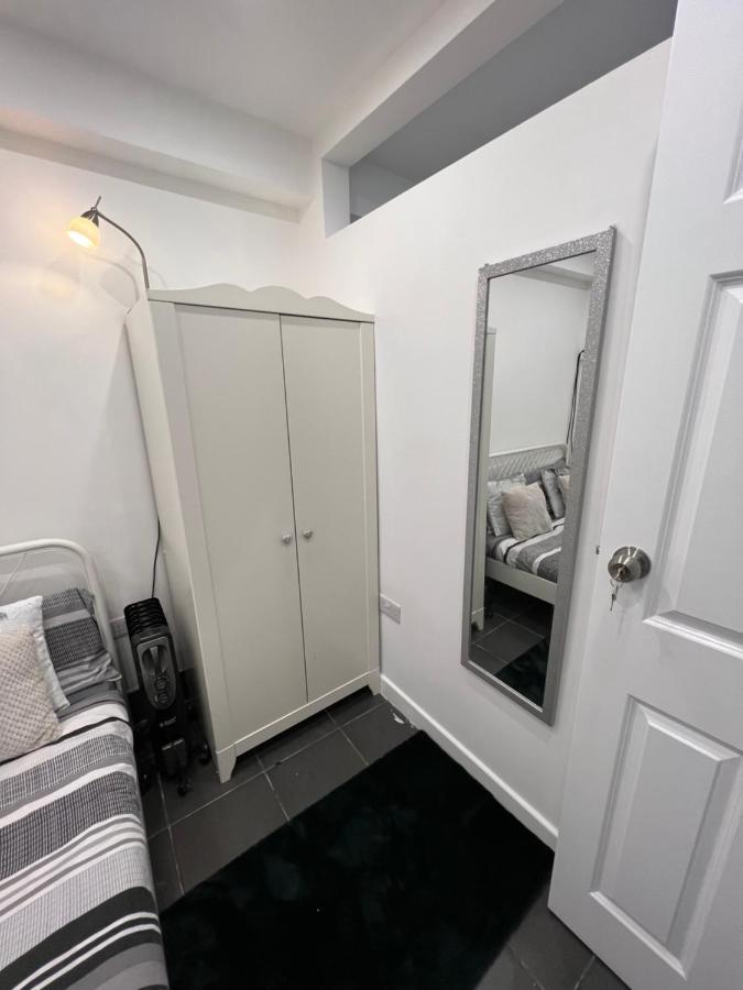Modern Flat In Central Egham By Windsor Castle, Staines-Upon-Thames And Heathrow Airport 외부 사진