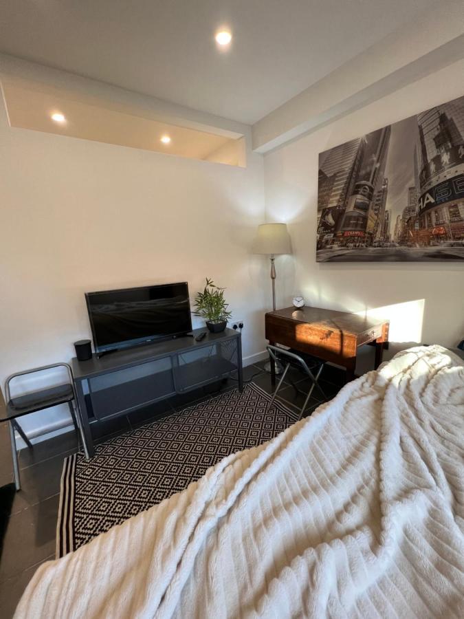 Modern Flat In Central Egham By Windsor Castle, Staines-Upon-Thames And Heathrow Airport 외부 사진