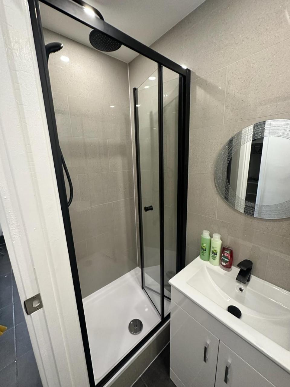 Modern Flat In Central Egham By Windsor Castle, Staines-Upon-Thames And Heathrow Airport 외부 사진